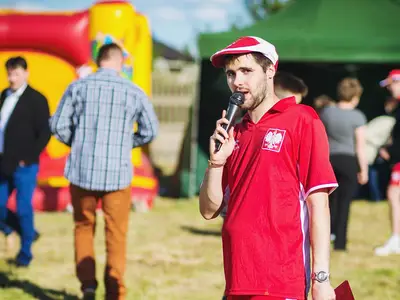 Animator zabaw z mikrofonem - Park Atrakcji Mega Piłkarski - Dmuchańce Wynajem