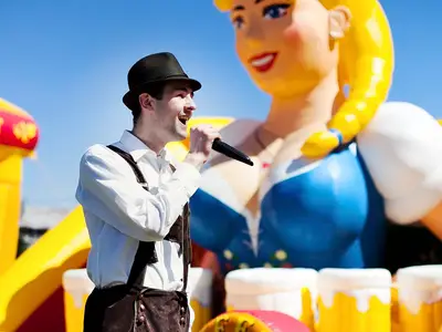 Animator zabaw z mikrofonem - Park Atrakcji Oktoberfest - Dmuchańce Wynajem