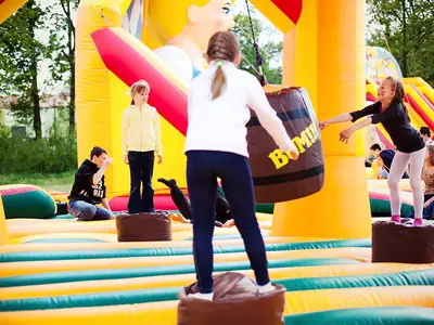 Latające beczki - Park Atrakcji Oktoberfest - Dmuchańce Wynajem