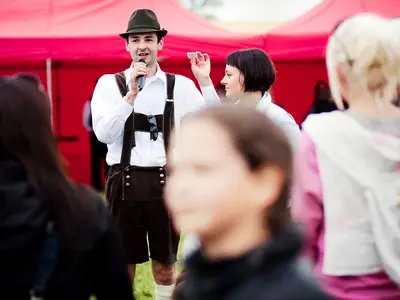 Animator zabaw z mikrofonem - Park Atrakcji Oktoberfest - Dmuchańce Wynajem