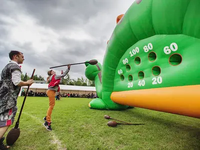 Polowanie na dinozaura - Park Atrakcji Jaskiniowcy - Dmuchańce Wynajem