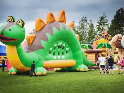 Polowanie na dinozaura - Park Atrakcji Jaskiniowcy - Dmuchańce Wynajem