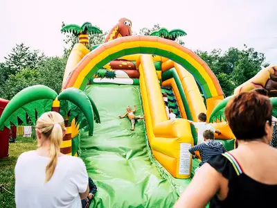 Zjeżdżalnia Jaskiniowcy - Park Atrakcji Jaskiniowcy - Dmuchańce Wynajem