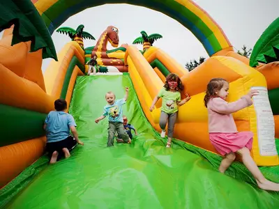 Zjeżdżalnia Jaskiniowcy - Park Atrakcji Jaskiniowcy - Dmuchańce Wynajem